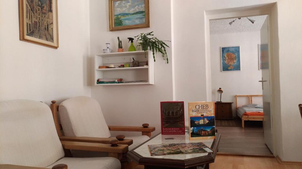 Posezení v ubytování Skromný apartmán v centru Chebu