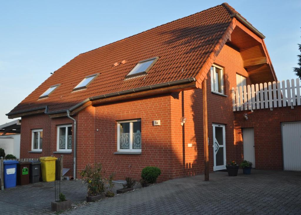 una casa de ladrillo rojo con techo marrón en Gästewohnung Magdeburg en Magdeburgo