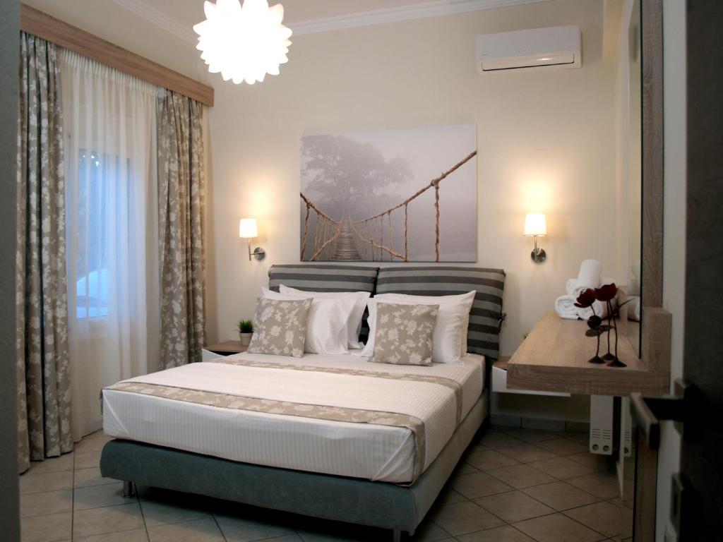 ハニア・タウンにあるUrban Sea Aptsのベッドルーム1室(橋の壁に絵画が描かれたベッド1台付)