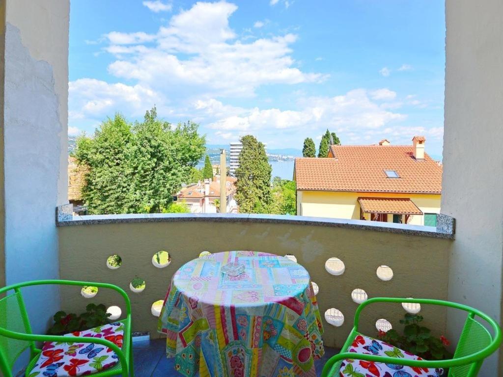 Zdjęcie z galerii obiektu Villa Pelda Apartment, sea view, parking, pet friendly w mieście Opatija