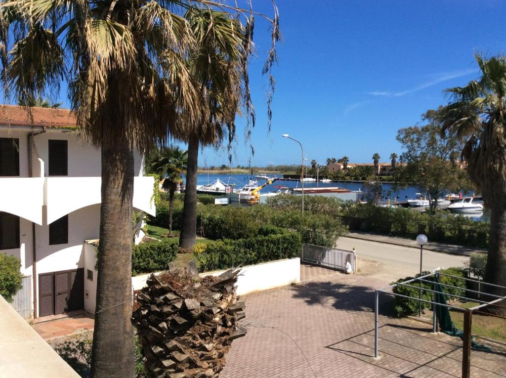 a palm tree in front of a building at Appartamento in residence Laghi di Sibari in Sibari