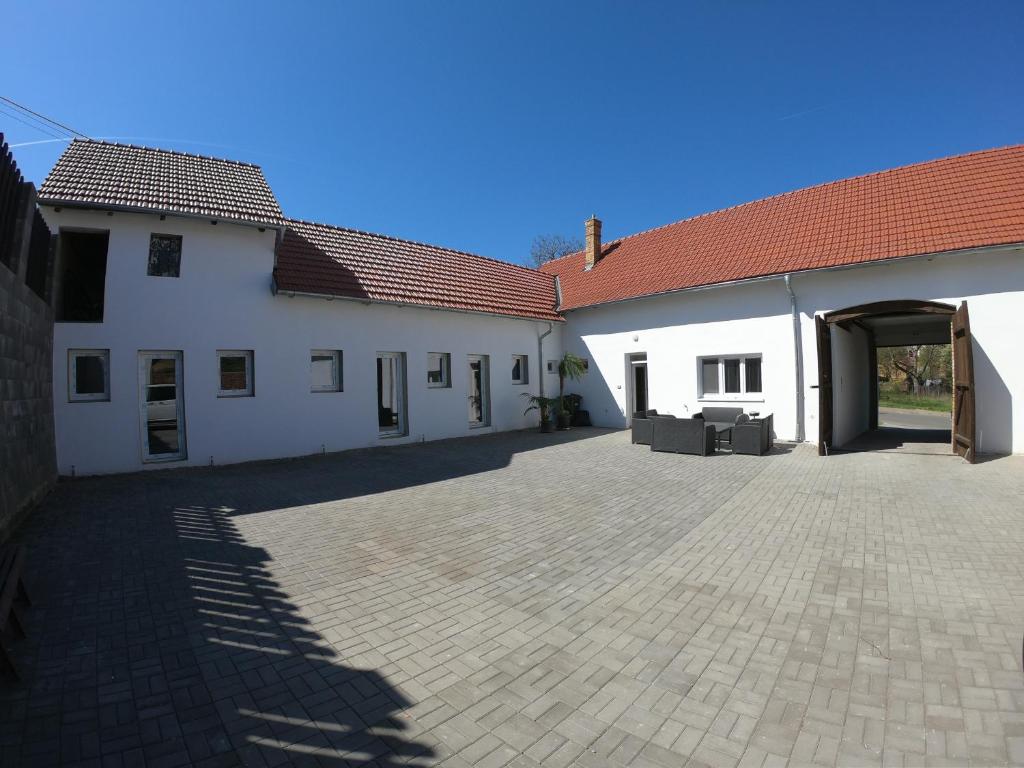 dziedziniec dwóch białych budynków z patio w obiekcie Moravske Toskansko w mieście Stavěšice
