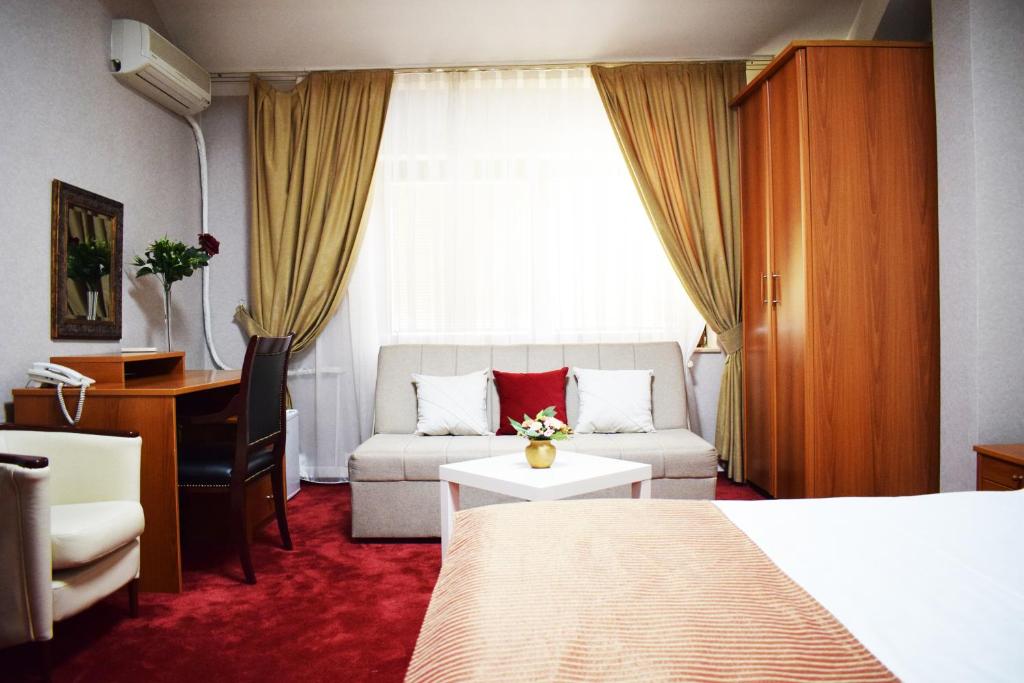 Postel nebo postele na pokoji v ubytování Hotel Aristocrat & Fish Restaurant