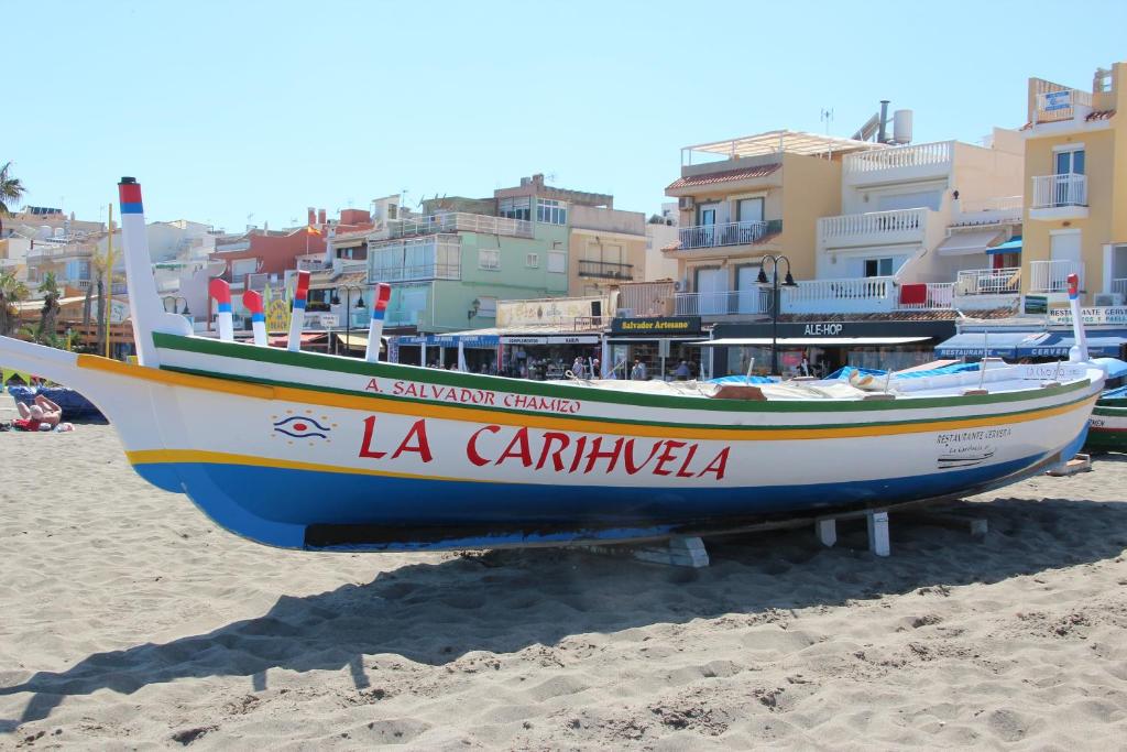 un barco sentado en la arena de la playa en Apartamento Carihuela Beach & Sun, en Torremolinos