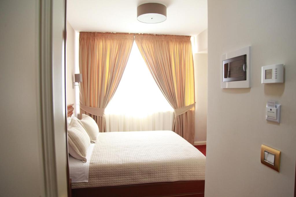 Postel nebo postele na pokoji v ubytování Rozafa Hotel