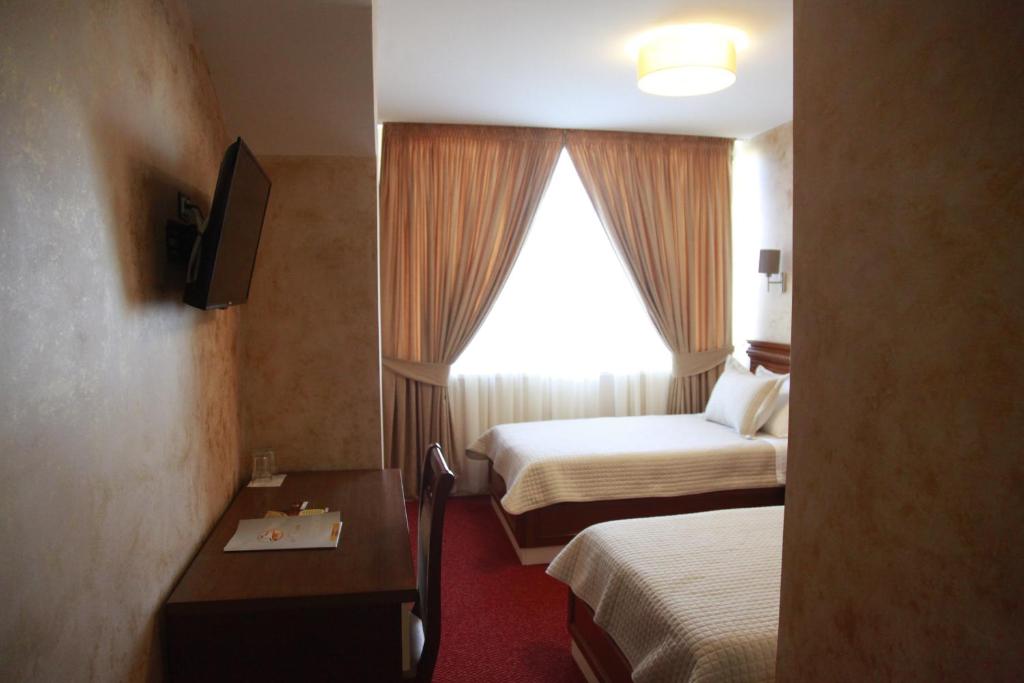 TV a/nebo společenská místnost v ubytování Rozafa Hotel