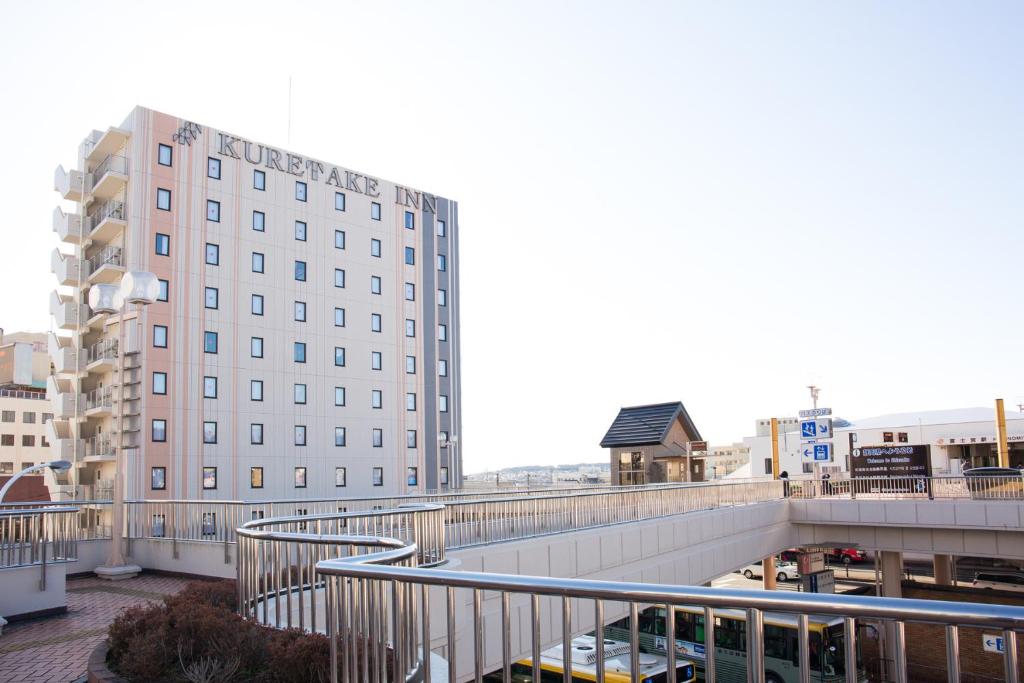 balcone con vista su un edificio. di Kuretake Inn Premium Fujinomiya a Fujinomiya