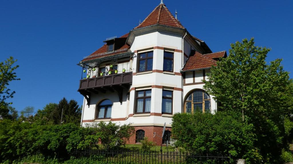 una casa grande con una torre encima en Villa Charlotte en Bad Liebenstein