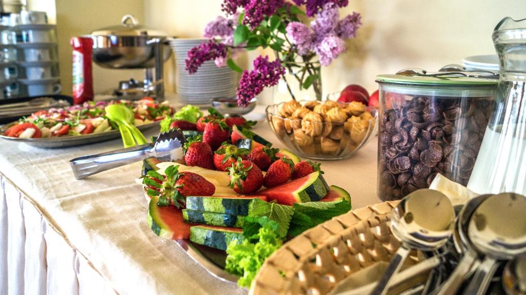 Jedlo v ubytovaní bed & breakfast alebo blízkom okolí