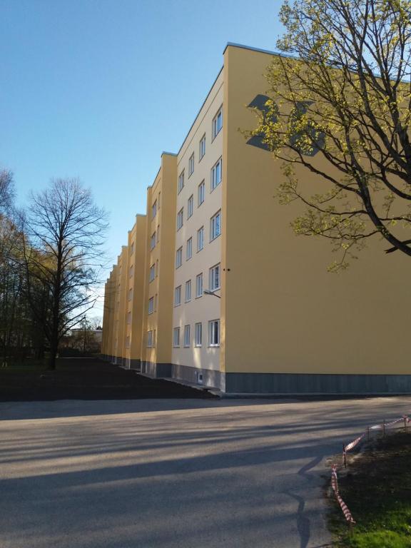 uma fila de edifícios ao lado de uma rua em Grau Apartments 26 em Pärnu