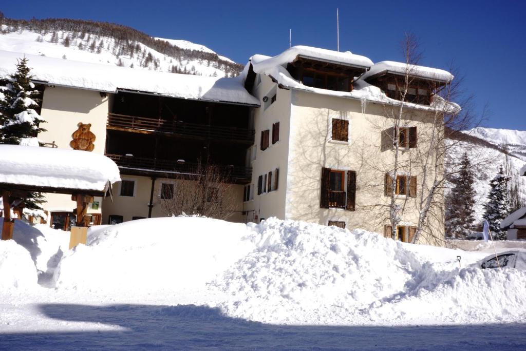 una pila de nieve frente a un edificio en Le Ristolas, en Ristolas