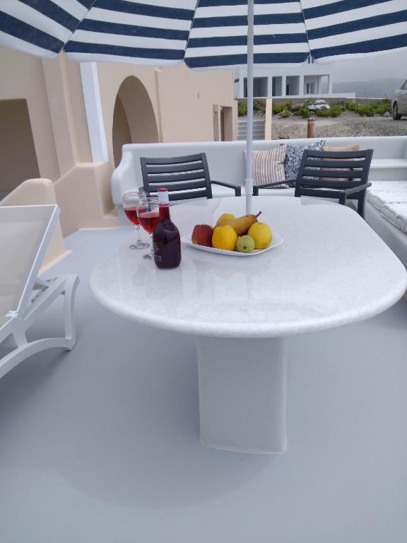 Posezení v ubytování Santa Rinoula Suites Sea Sunset views Adults only
