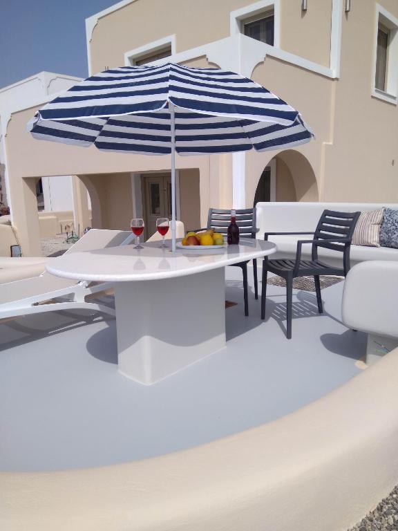 Posezení v ubytování Santa Rinoula Suites Sea Sunset views Adults only