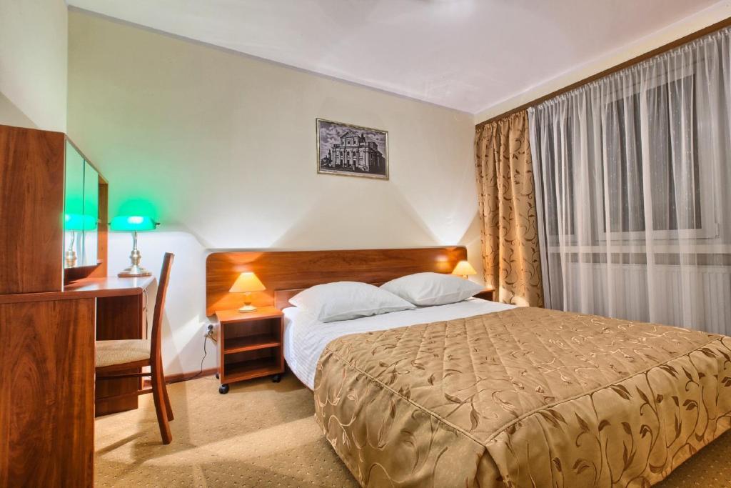 Ein Bett oder Betten in einem Zimmer der Unterkunft Hotel Renesans