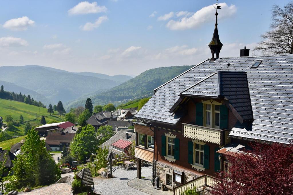 una pequeña casa con un campanario encima en Hotel & Chalets Herrihof, en Todtnauberg