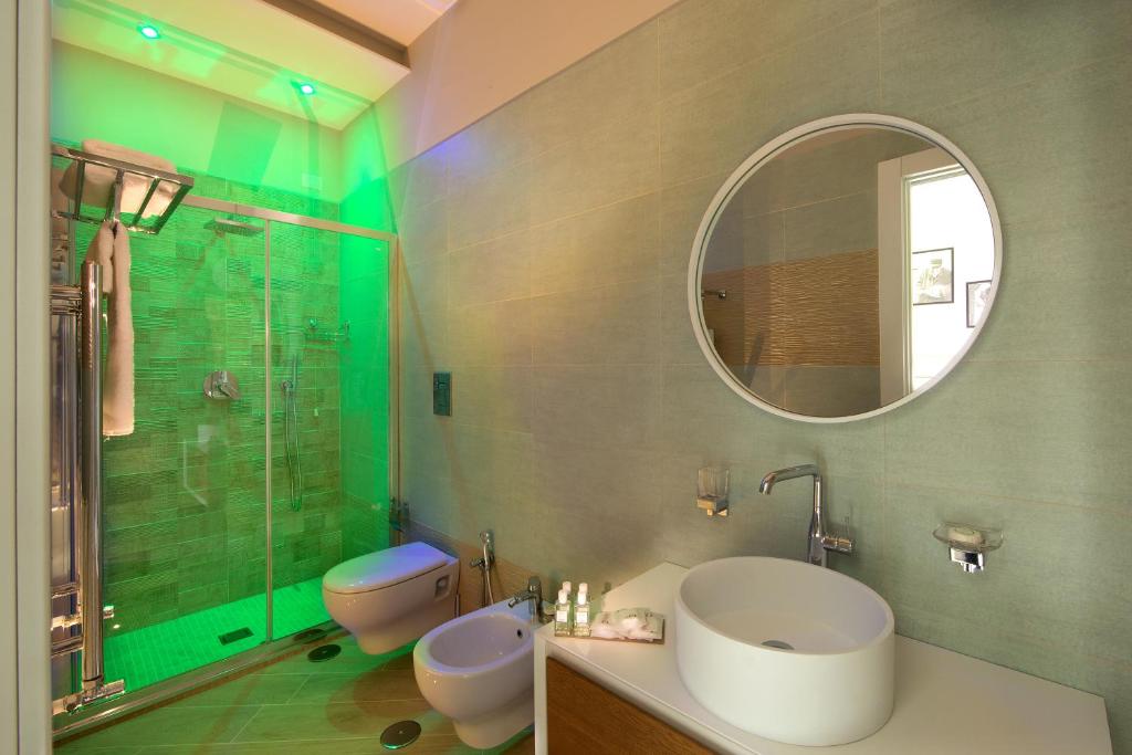 A bathroom at Naplesuite