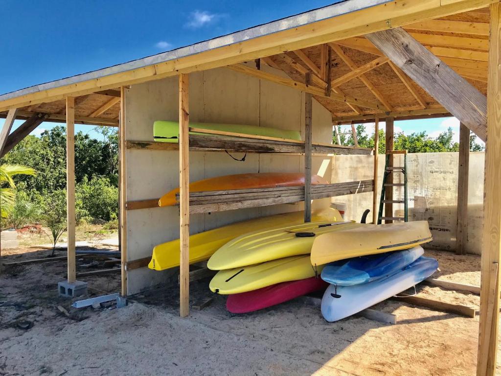 Palanda nebo palandy na pokoji v ubytování Royal Hideaway