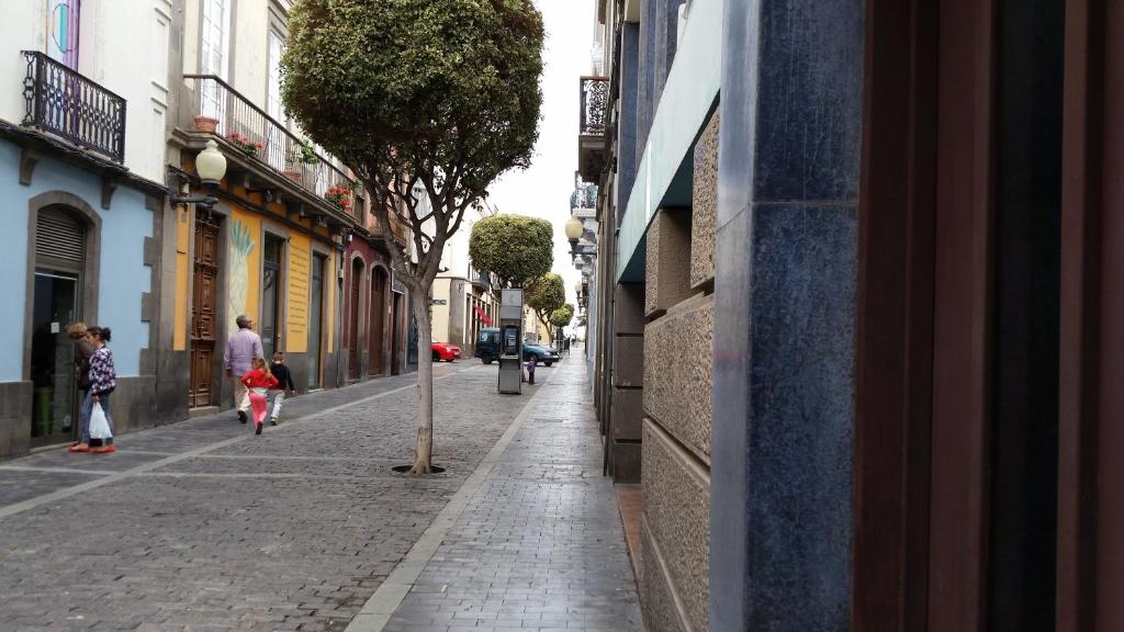een geplaveide straat met mensen die over straat lopen bij Calle Pérez Galdós 20 in Las Palmas de Gran Canaria