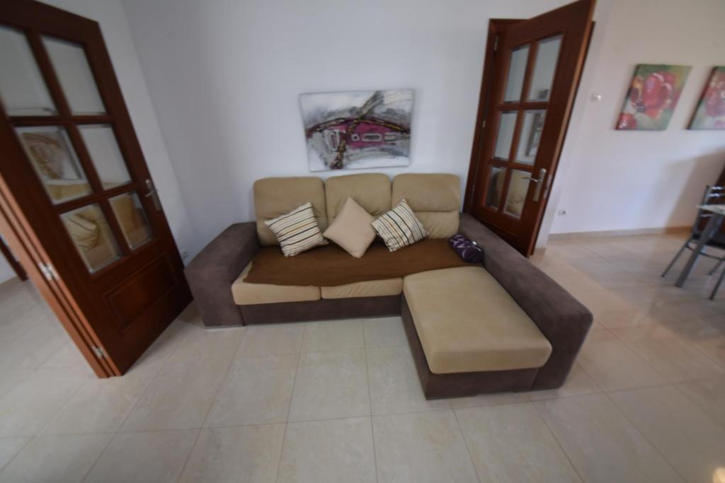 Część wypoczynkowa w obiekcie Casa El tonelero con jardín y piscina privada