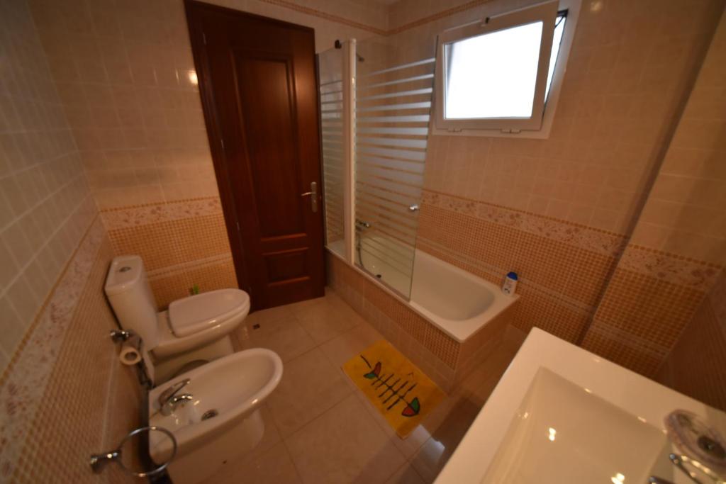 Łazienka w obiekcie Casa El tonelero con jardín y piscina privada