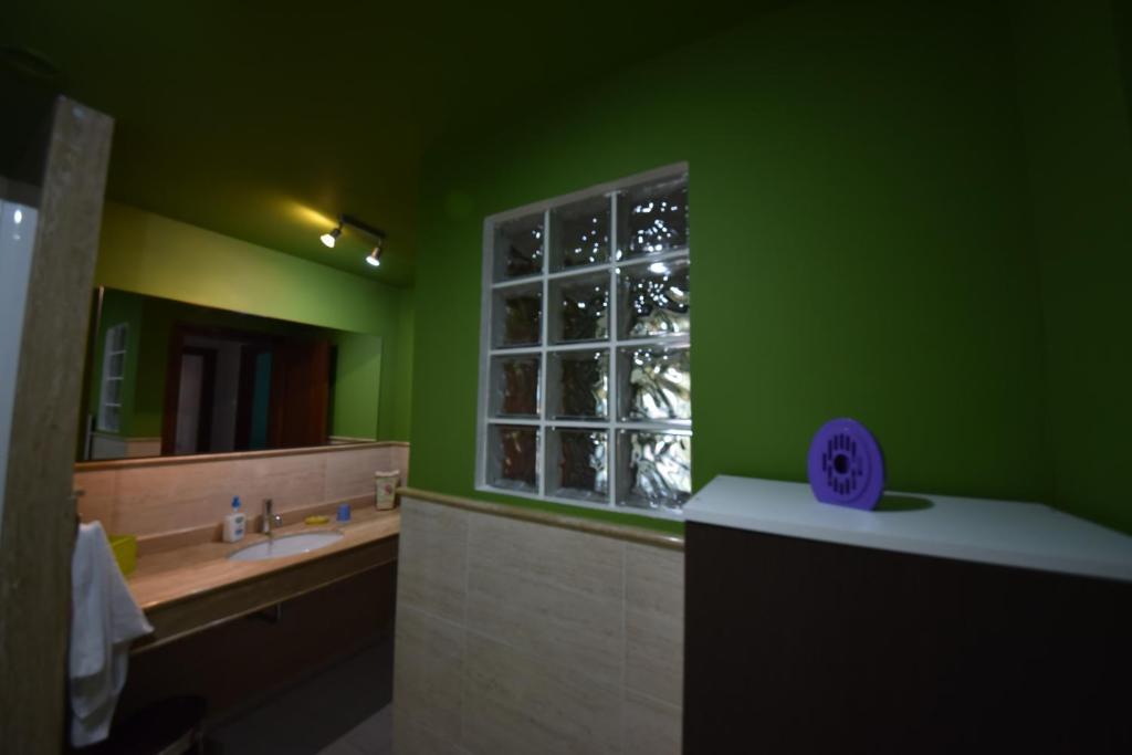 Łazienka w obiekcie Casa El tonelero con jardín y piscina privada