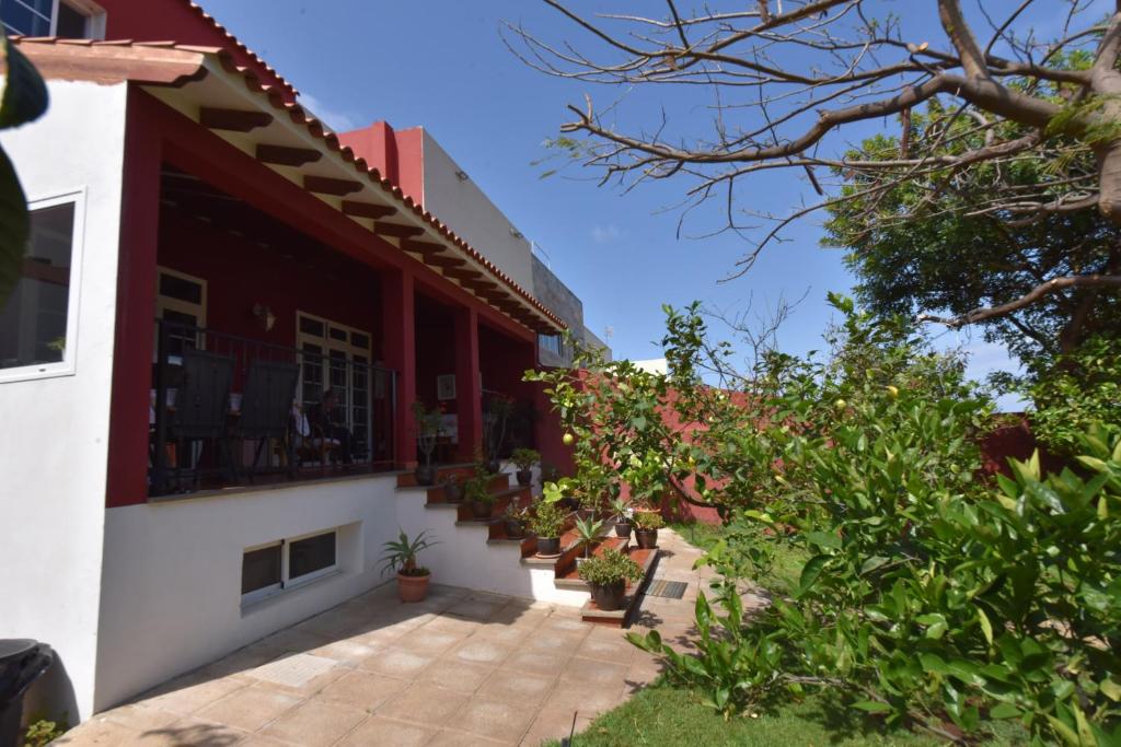 Ogród w obiekcie Casa El tonelero con jardín y piscina privada