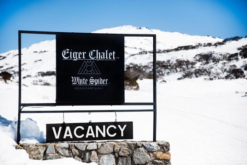 um sinal para uma igreja yazeng na neve em Eiger Chalet em Perisher Valley