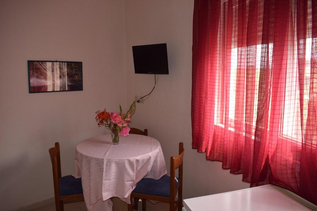 Televízia a/alebo spoločenská miestnosť v ubytovaní Lydia Rooms & Studios