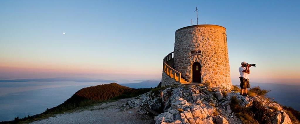 Zdjęcie z galerii obiektu Villa Pelda Apartment, sea view, parking, pet friendly w mieście Opatija