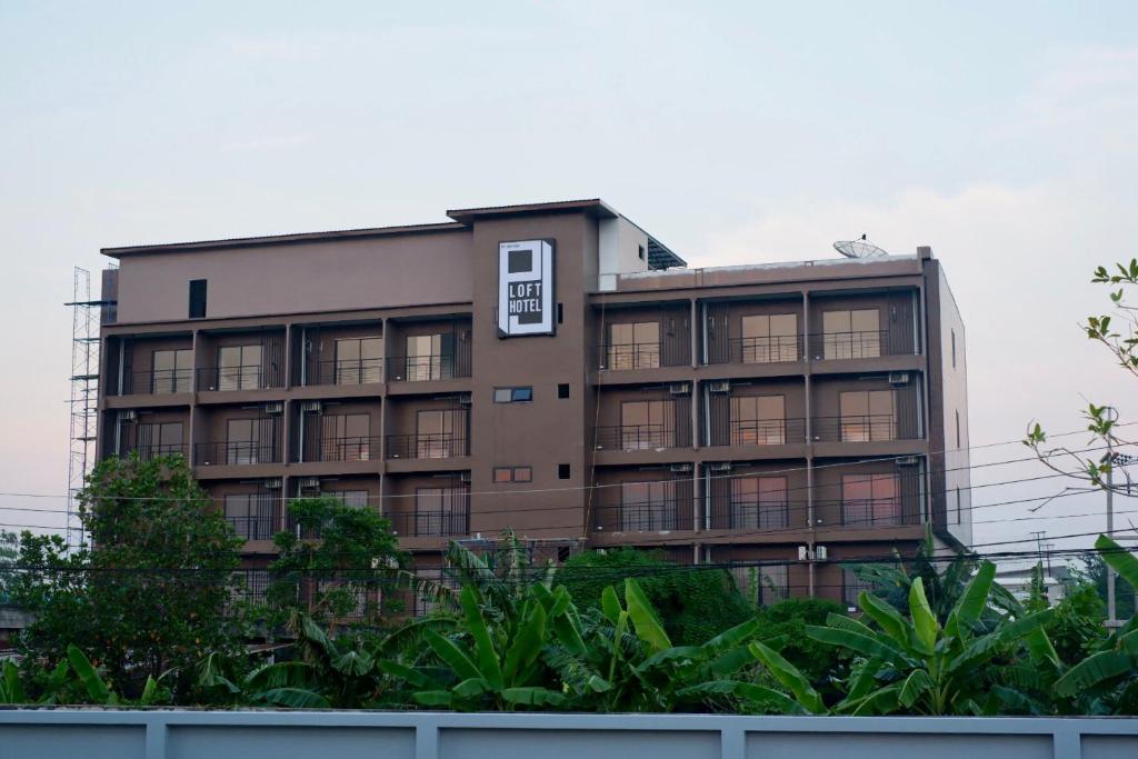 an apartment building with a balcony at PJ Loft Hotel in Ban Khok Krathin
