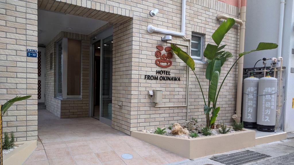 roślina w garnku na boku budynku w obiekcie Hotel From Okinawa w mieście Naha