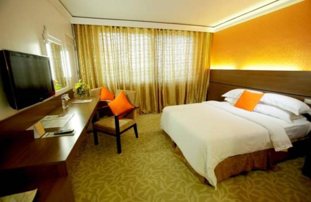En eller flere senger på et rom på The Royal Mandaya Hotel