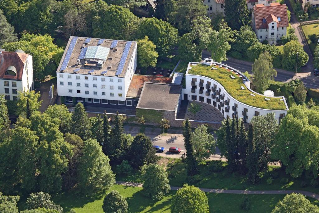 uma vista superior de um edifício com um telhado verde em Akademie der Dioezese em Stuttgart