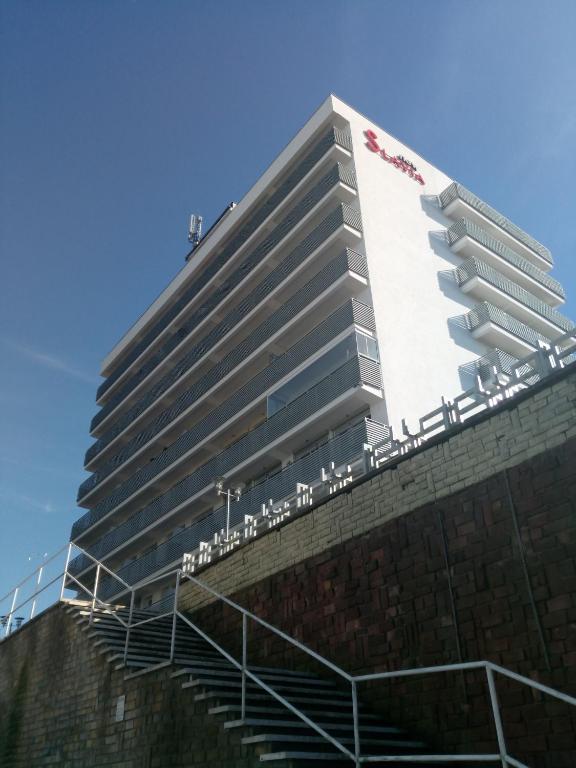 a tall building with chairs on top of it at Apartament Slavia Rosa in Międzyzdroje