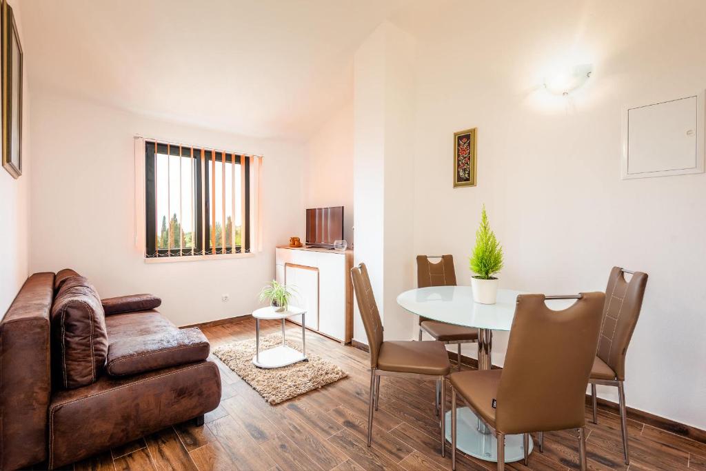 Posedenie v ubytovaní Apartmani Kremena small beach 200m