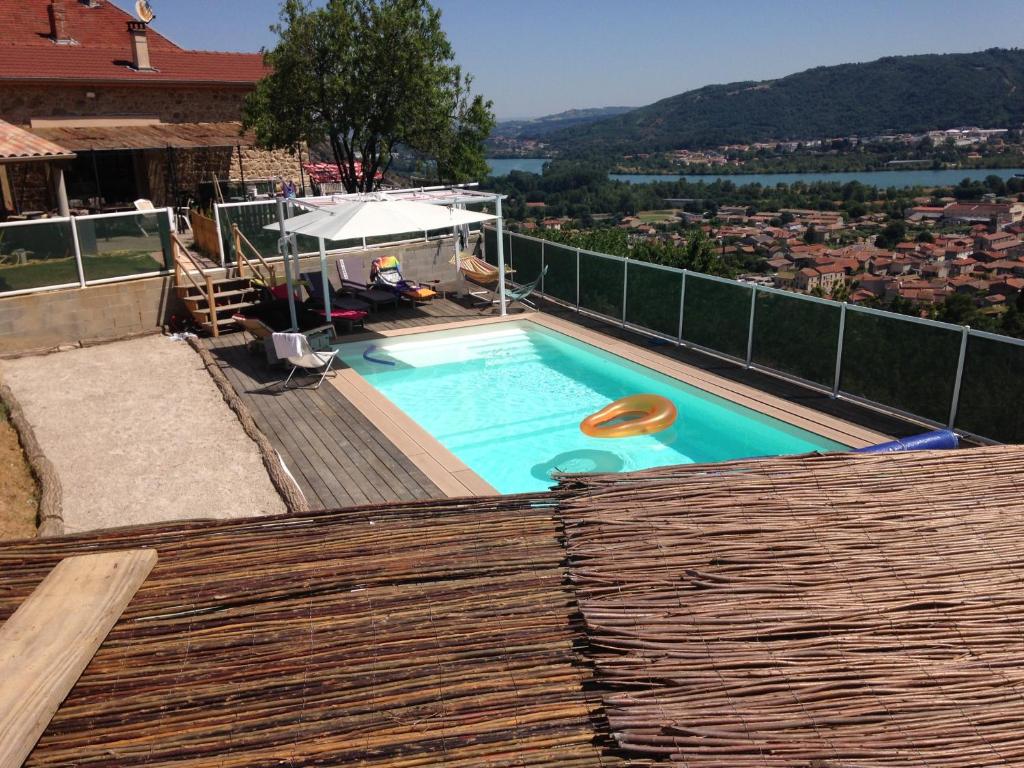 uma piscina com um disco voador em cima de uma casa em les vignes Ardéchoises - Peuplier em Sarras