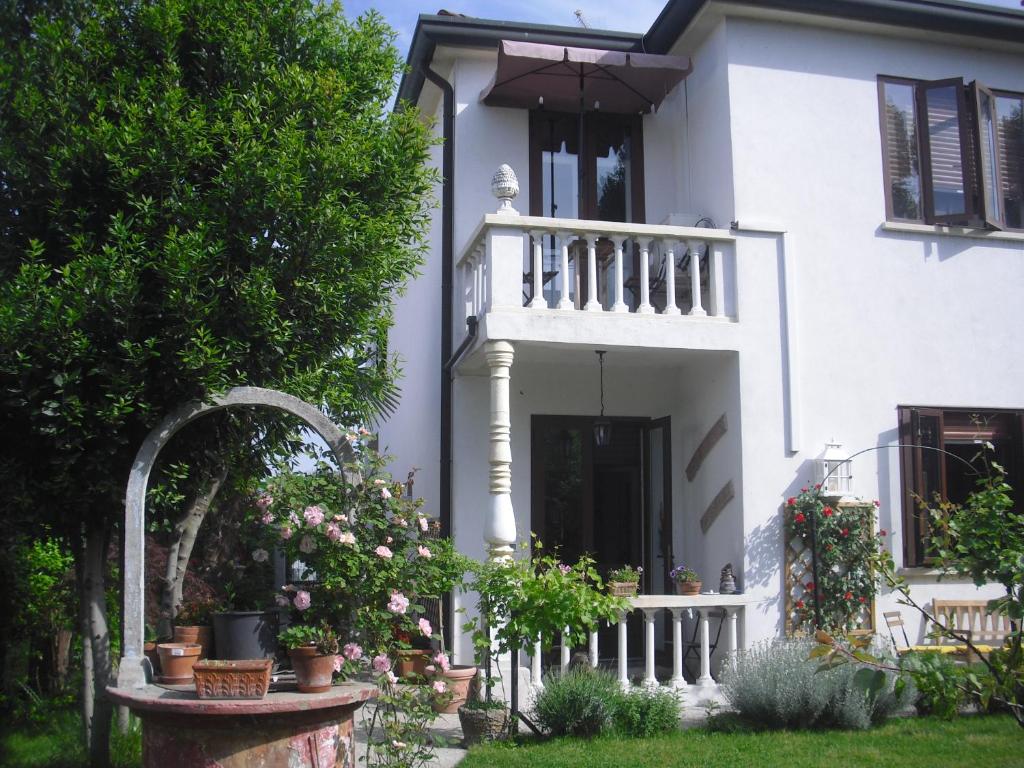 オリアゴ・ディ・ミラにあるCa' Delle Artiの庭花の玄関付白い家