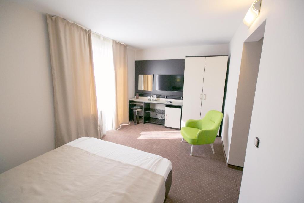 Postel nebo postele na pokoji v ubytování Hotel International