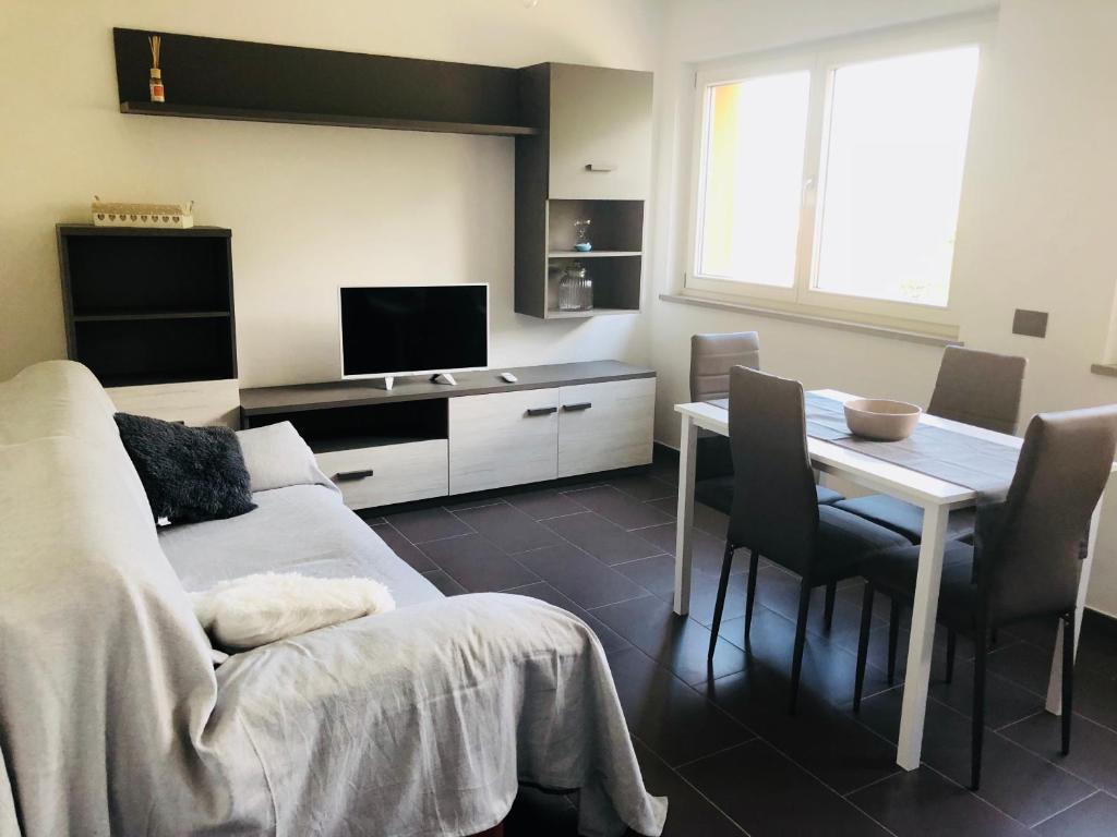 ein Wohnzimmer mit einem Sofa und einem Tisch mit einem TV in der Unterkunft Maison Denise CIR 0428 in Aosta