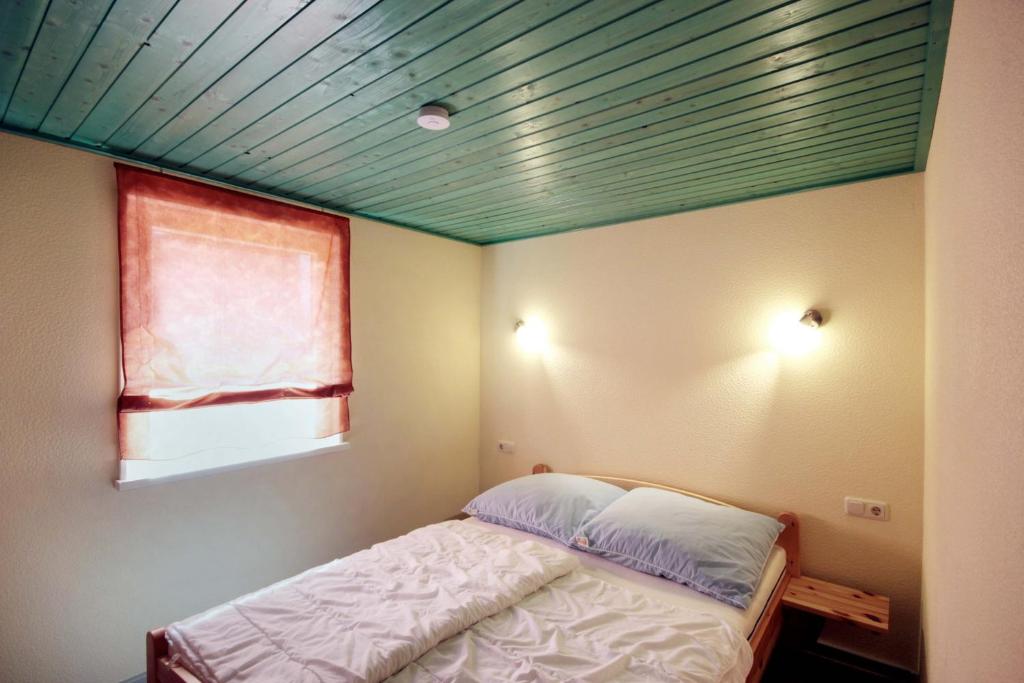 Postel nebo postele na pokoji v ubytování Bungalowpark Zinglingsberg by Rujana