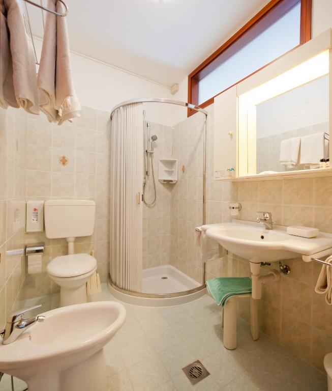 Koupelna v ubytování Hotel Universal