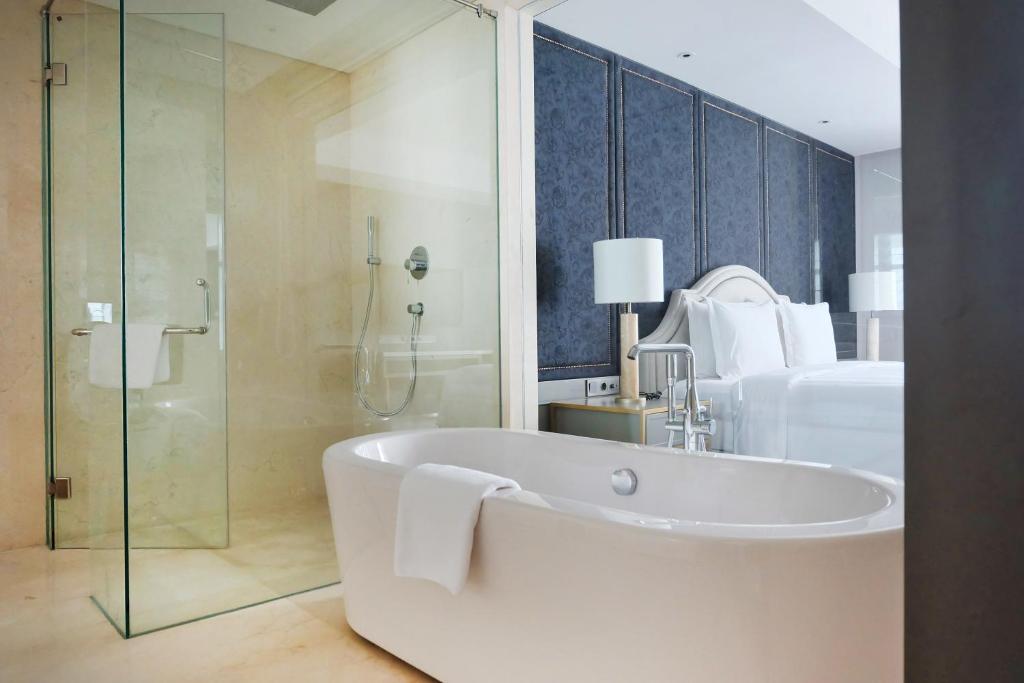 Koupelna v ubytování Goodrich Suites, Jakarta