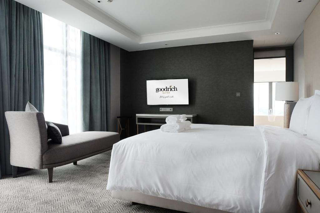 Postel nebo postele na pokoji v ubytování Goodrich Suites, Jakarta