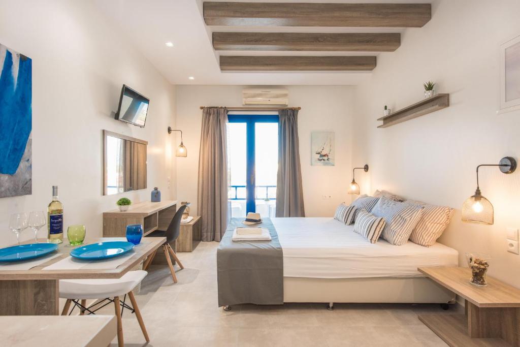 una camera con letto e una sala da pranzo di Mikes Beach Lux a Hersonissos