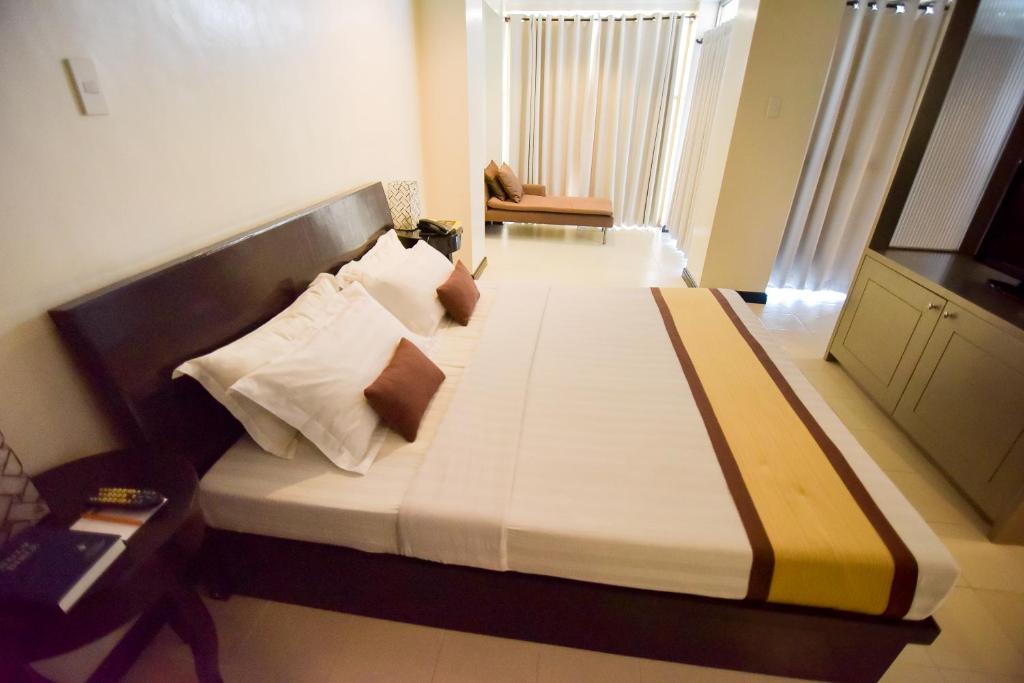 Postel nebo postele na pokoji v ubytování Hotel Tavern Surigao