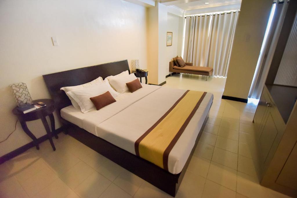 Postel nebo postele na pokoji v ubytování Hotel Tavern Surigao