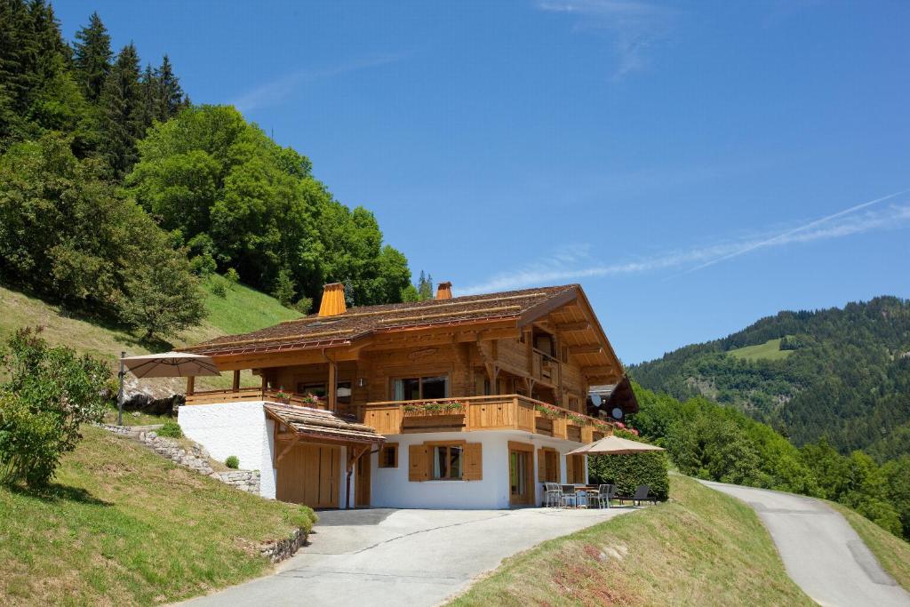 une maison sur le flanc d'une colline dans l'établissement Chalet Marin, au Grand-Bornand