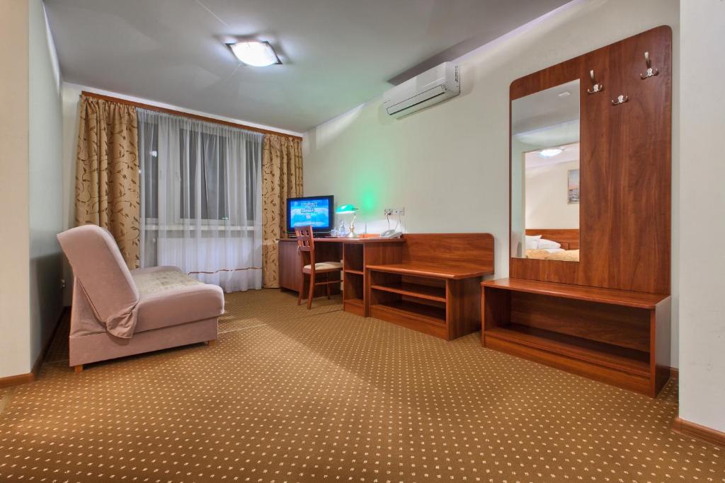 Zimmer mit einem Schreibtisch und einem Spiegel in der Unterkunft Hotel Renesans in Zamość