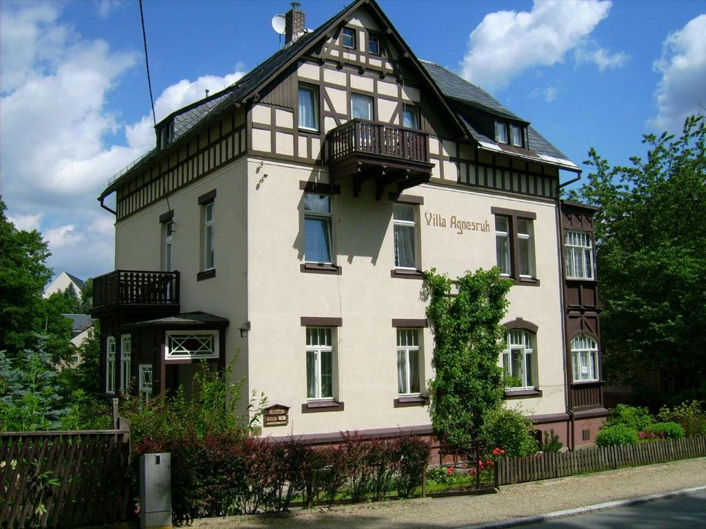 バート・エルスターにあるPension & Ferienwohnung "Villa Agnesruh"の黒屋根の白い大きな建物