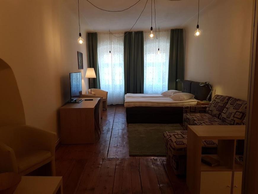 Habitación pequeña con cama y sofá en Schiller Apartments, en Sibiu